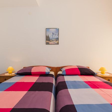 Kamelija Apartment Ровин Екстериор снимка