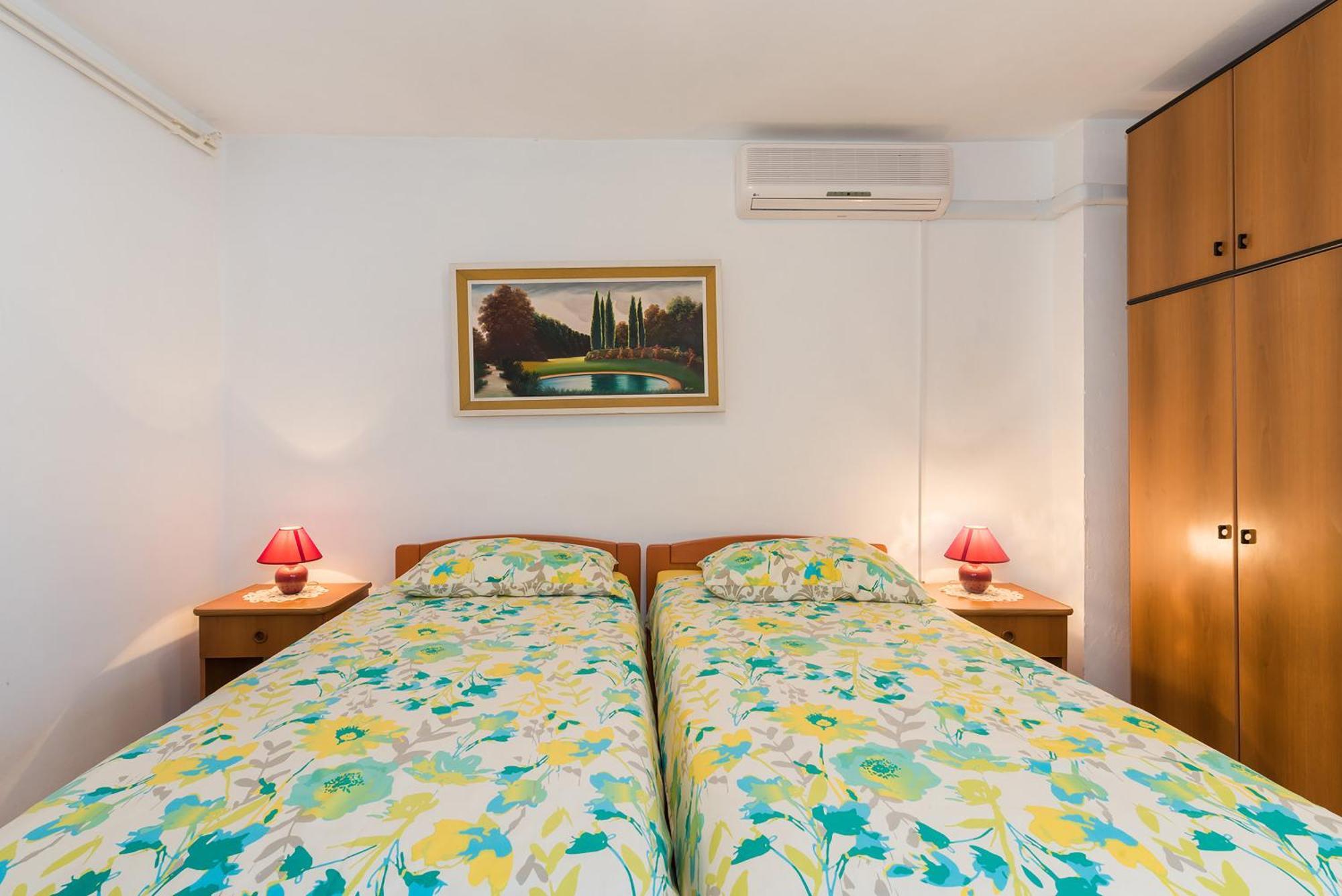 Kamelija Apartment Ровин Екстериор снимка