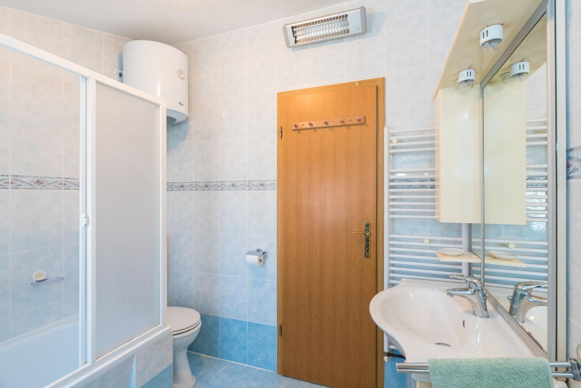 Kamelija Apartment Ровин Екстериор снимка