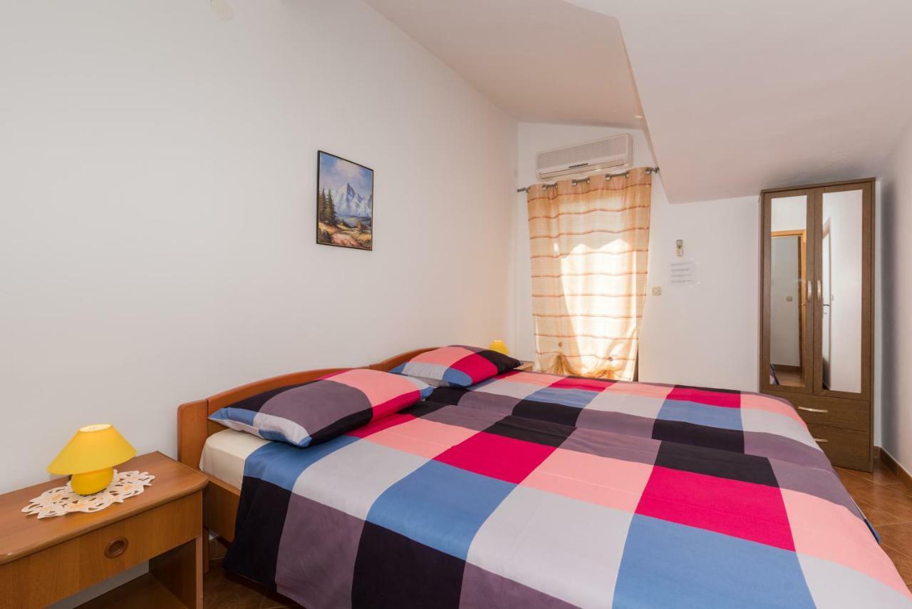 Kamelija Apartment Ровин Екстериор снимка