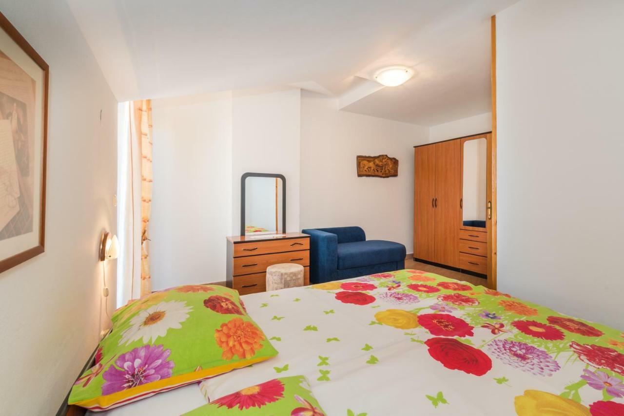 Kamelija Apartment Ровин Екстериор снимка