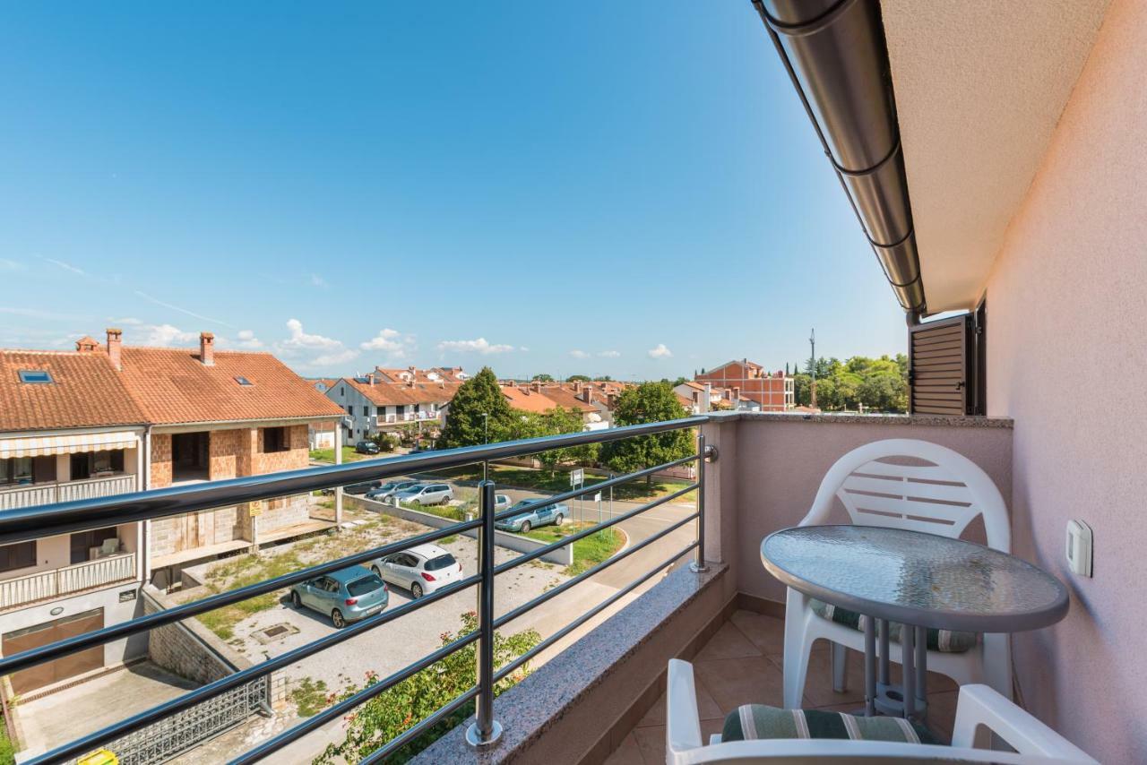 Kamelija Apartment Ровин Екстериор снимка