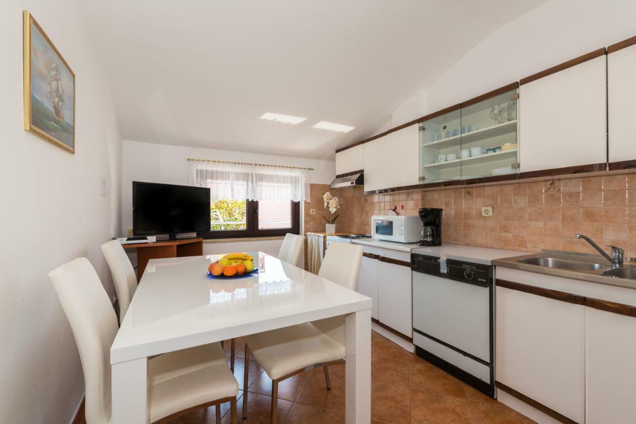 Kamelija Apartment Ровин Екстериор снимка