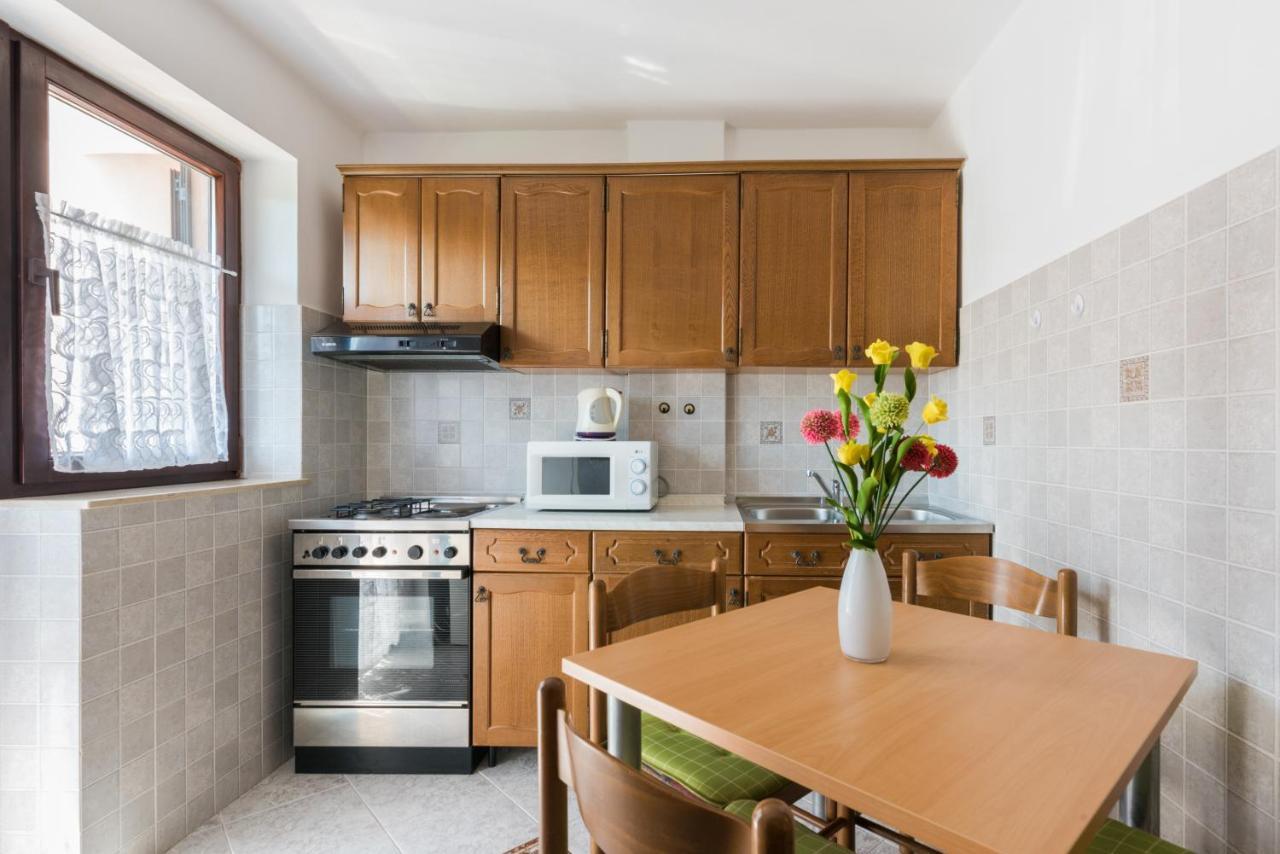Kamelija Apartment Ровин Екстериор снимка